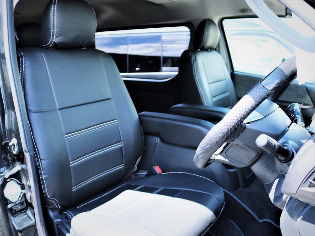 運転席シート、黒革調シートカバー付き！