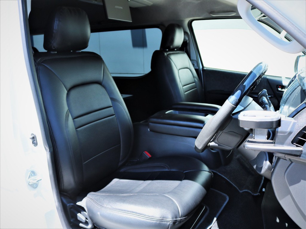 運転席シート、黒革調シートカバー付き！