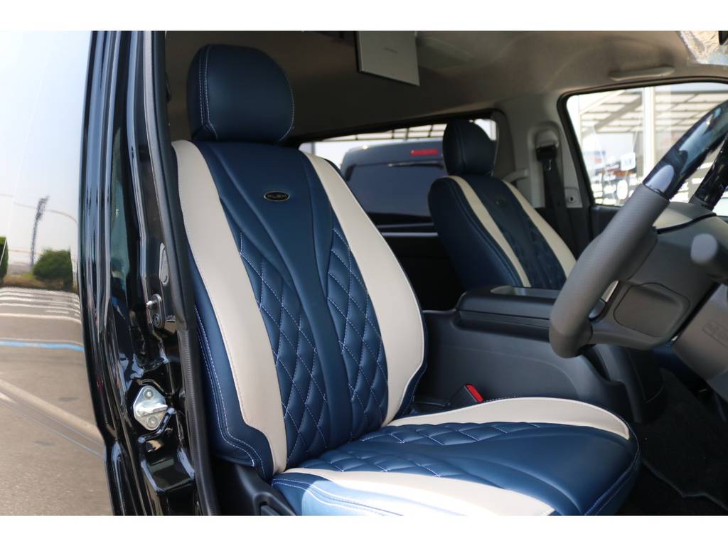 【運転席シート】全席にオリジナルのプレミアムシートカバーを装着致しました♪カラーはネイビー、アクセントはホワイトです☆