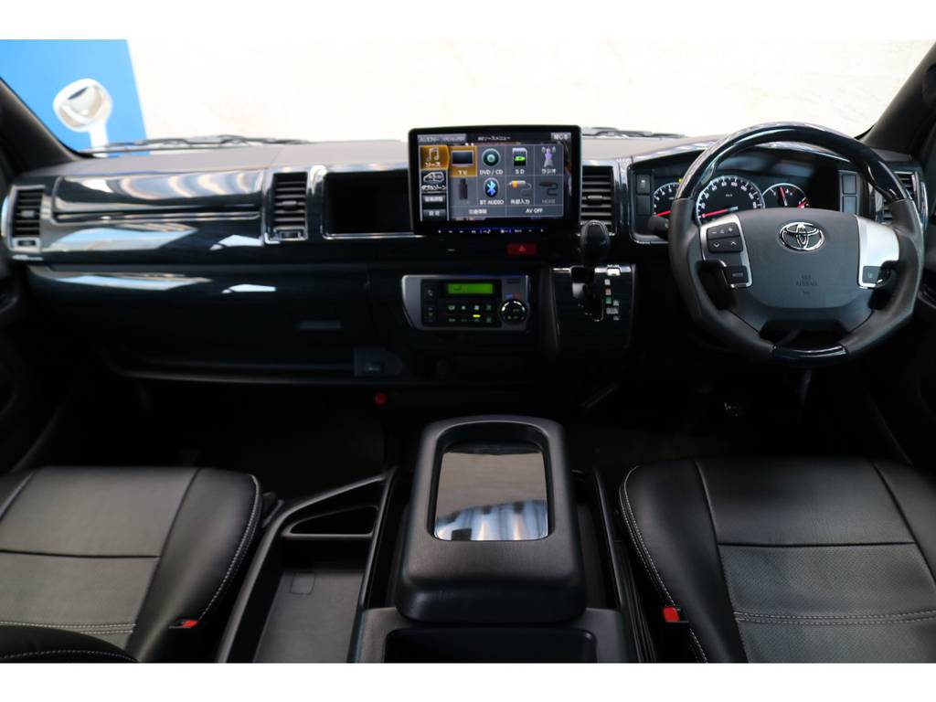 試乗車のみでの使用でしたので、まだまだ綺麗なコックピット♪