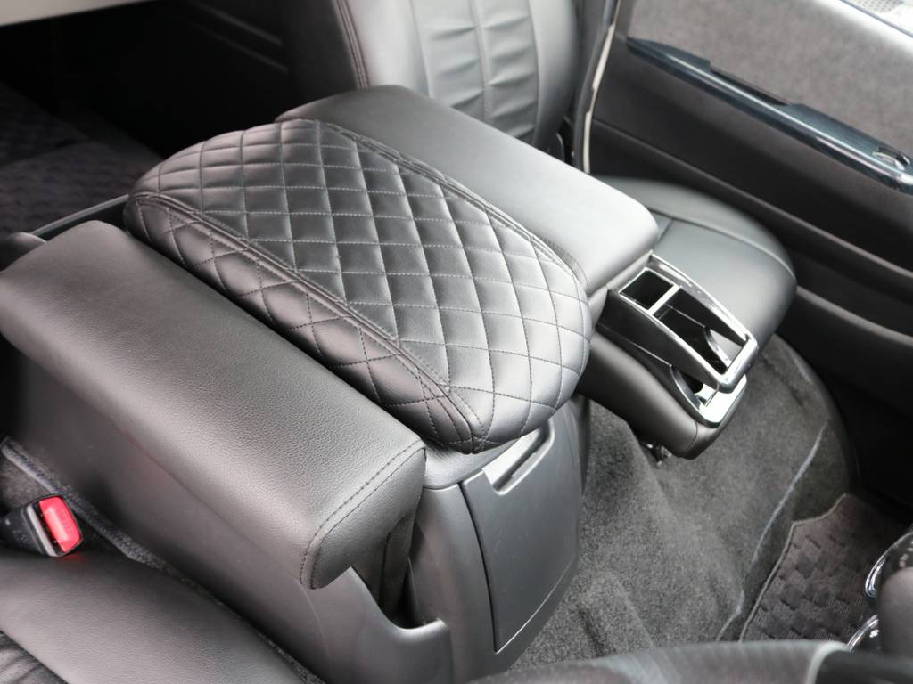 左右肘掛！カップホルダーも付いてます！