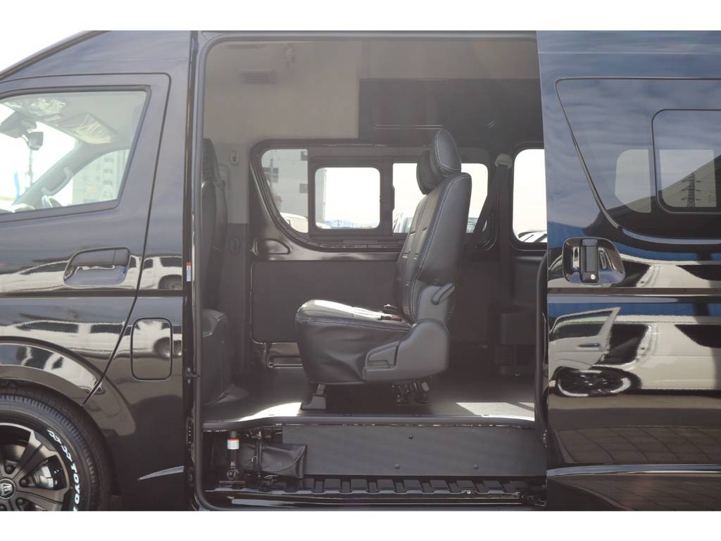 セカンドシートは、別車両新車取り外しスーパーＧＬシートを贅沢にも装備♪
