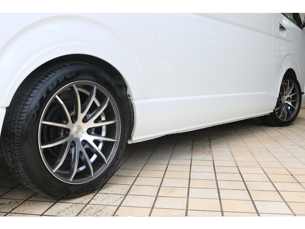 ＭＴＳ製１８インチＡＷ＆ＴＯＹＯＨ２０タイヤ