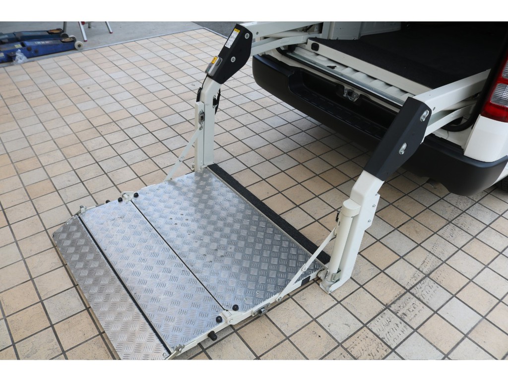 4型ＤＸガソリン２ＷＤ・トヨタＴＥＣＳ製リフト付きバン入庫♪