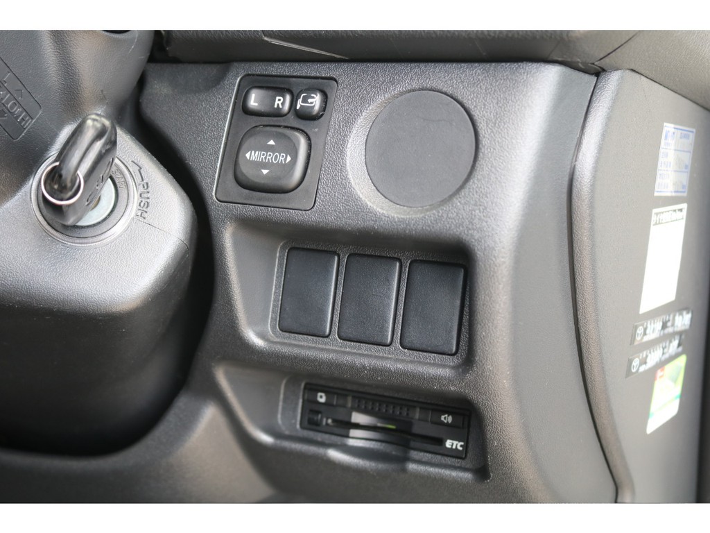 4型ＤＸガソリン２ＷＤ・トヨタＴＥＣＳ製リフト付きバン入庫♪